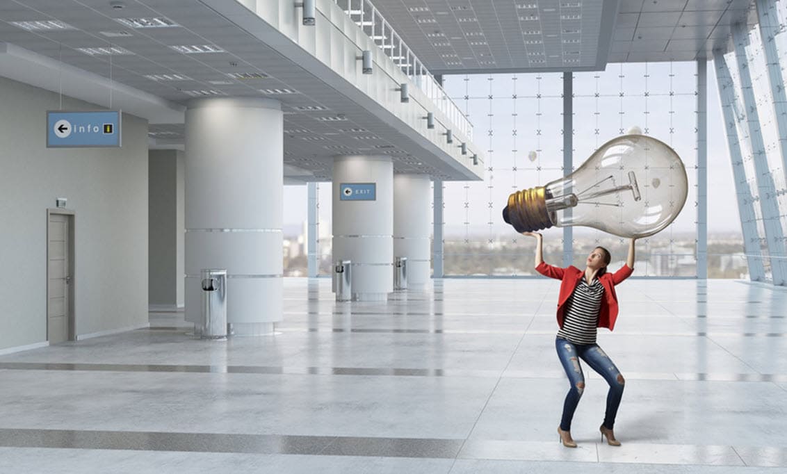 Frau stemmt eine Glühbirne | Sie meistert ihr Leben